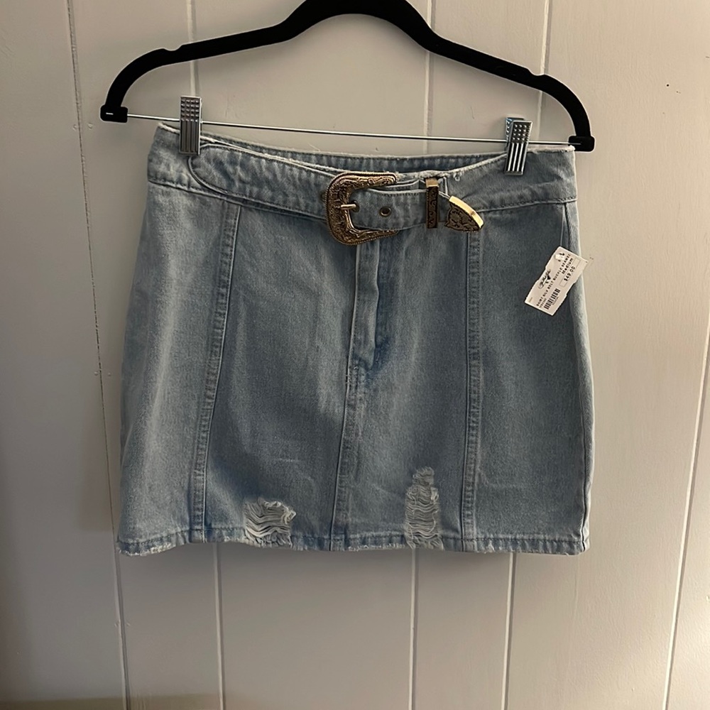 Lelis, medium, denim skirt with silver belt buckle